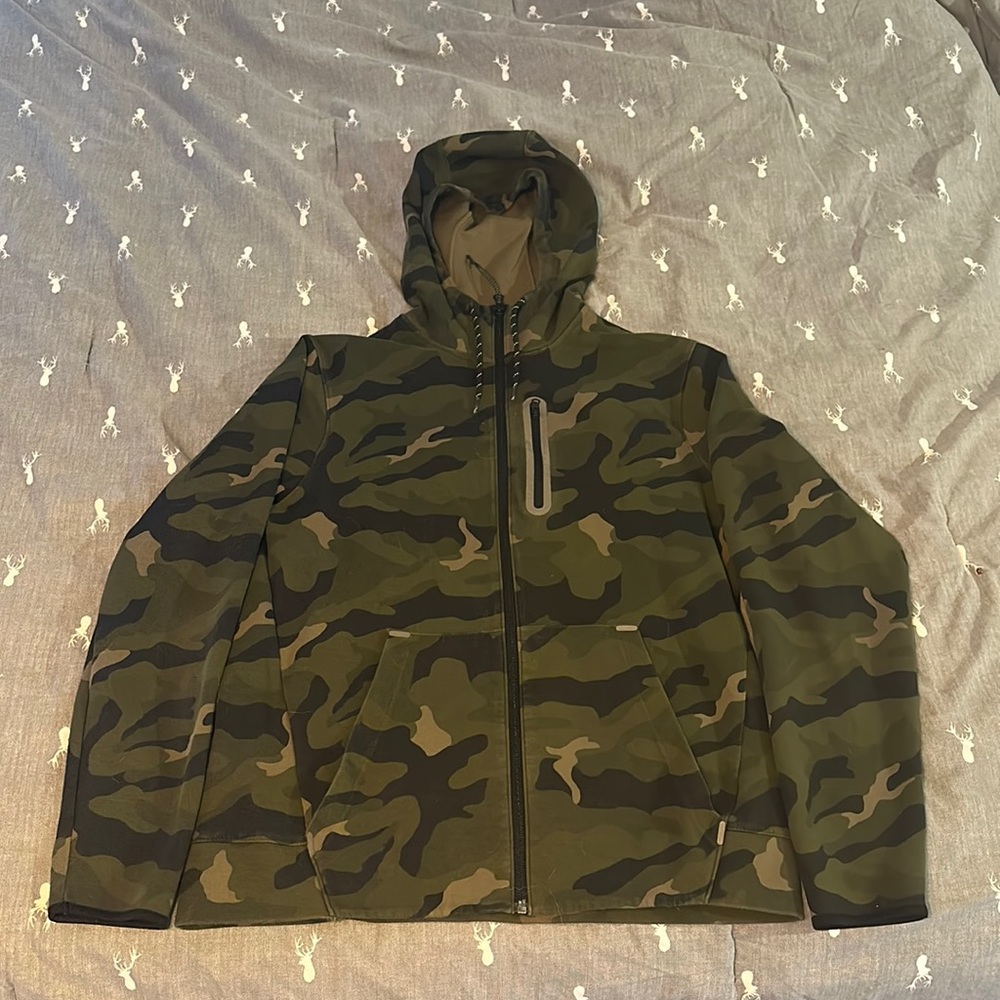 Old navy fleece camo sweatshirt zip up with chest pocket and front pockets